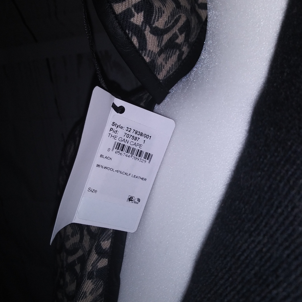 High End / Fall Cape - Picture 6 of 7